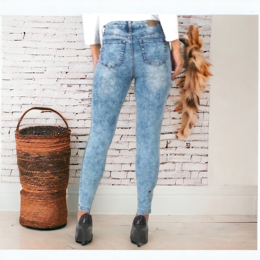 Soundgirl high rise distressed jeans size 7 NEW